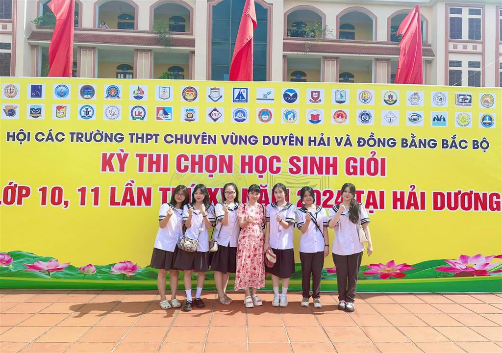 Đội tuyển học sinh giỏi môn Ngữ văn 10 và 11 chụp ảnh lưu niệm