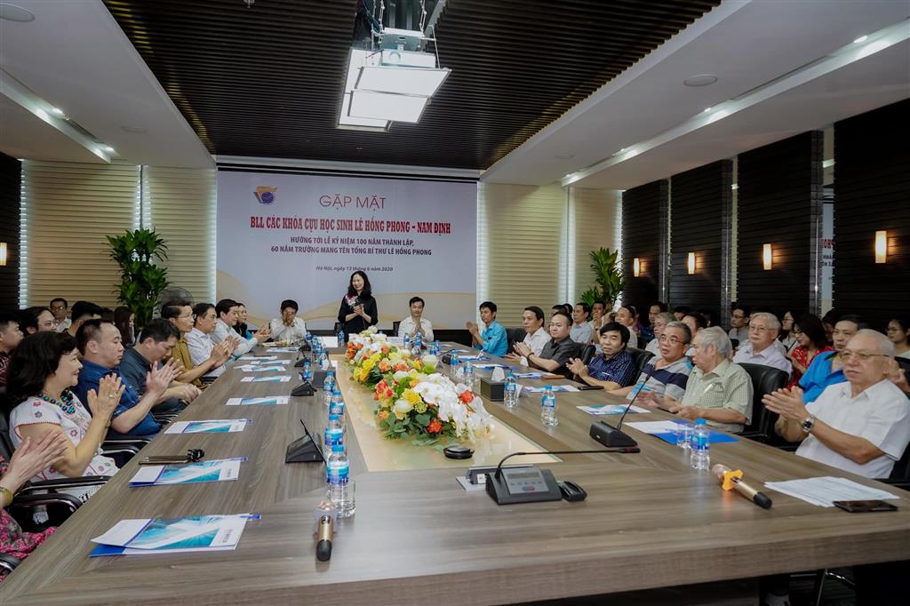 Buổi gặp mặt giữa Ban giám hiệu trường THPT chuyên Lê Hồng Phong và đại diện BLL cựu học sinh các niên khóa tại Hà Nội đã thành công tốt đẹp.