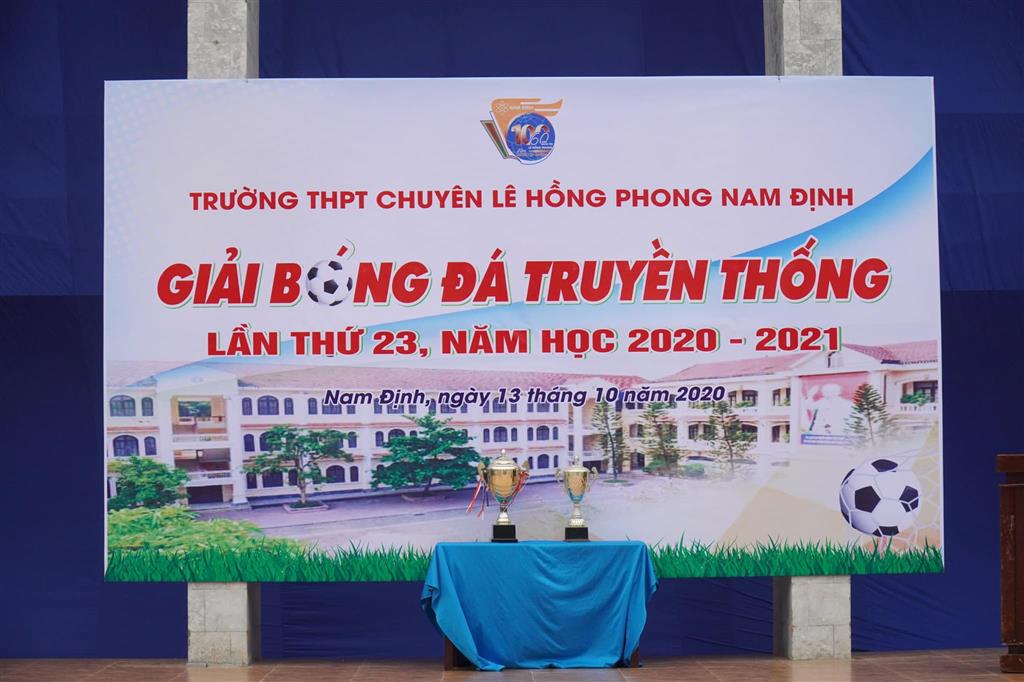 Giải bóng đá truyền thống trường THPT chuyên Lê Hồng Phong lần thứ 23: Chinh phục Cup vàng nơi mái trường trăm tuổi 