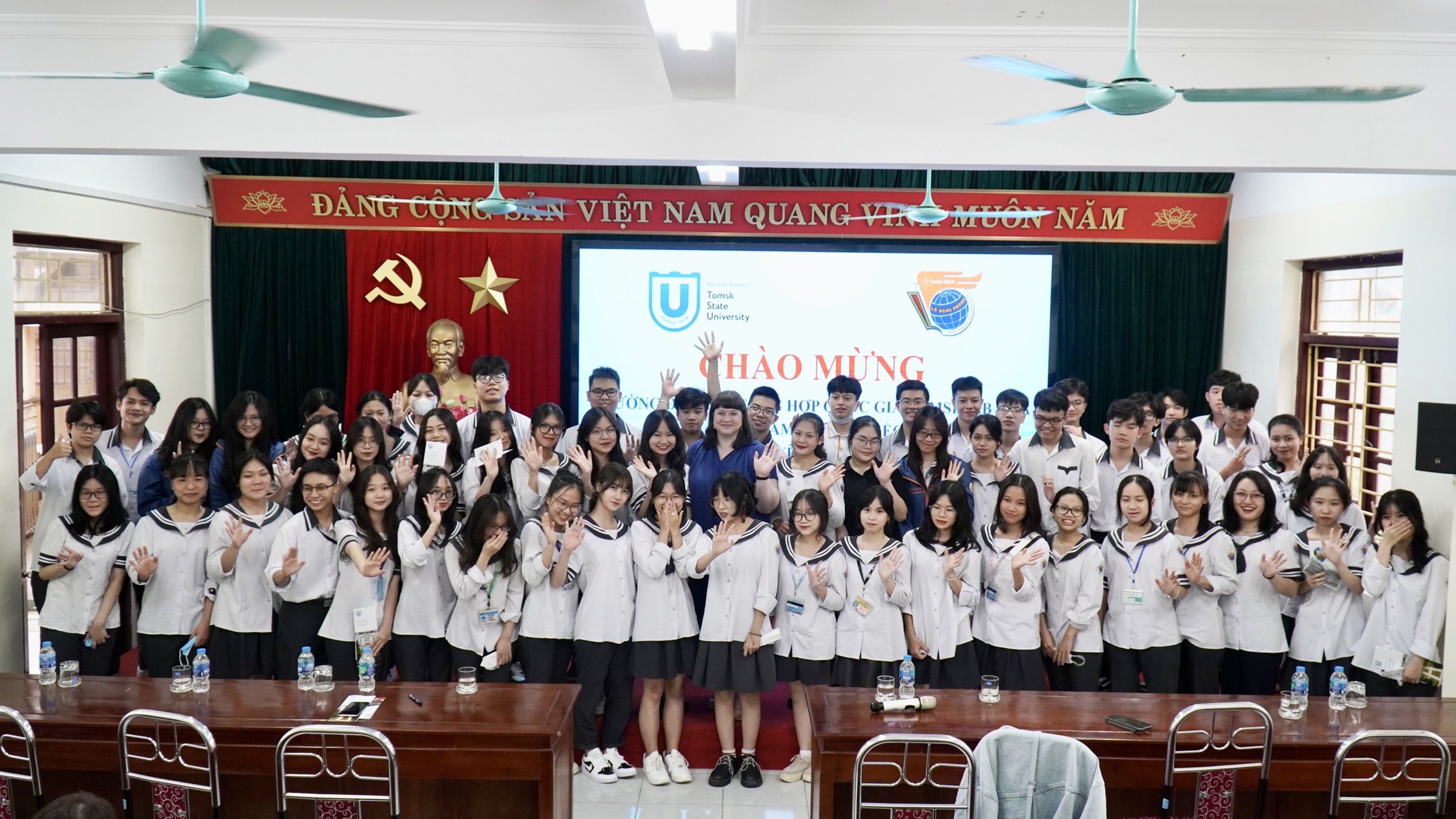 Trường Đại học Tổng hợp Quốc gia Tomsk Liên Bang Nga về thăm và làm việc với thầy trò trường THPT chuyên Lê Hồng Phong - Nam Định.
