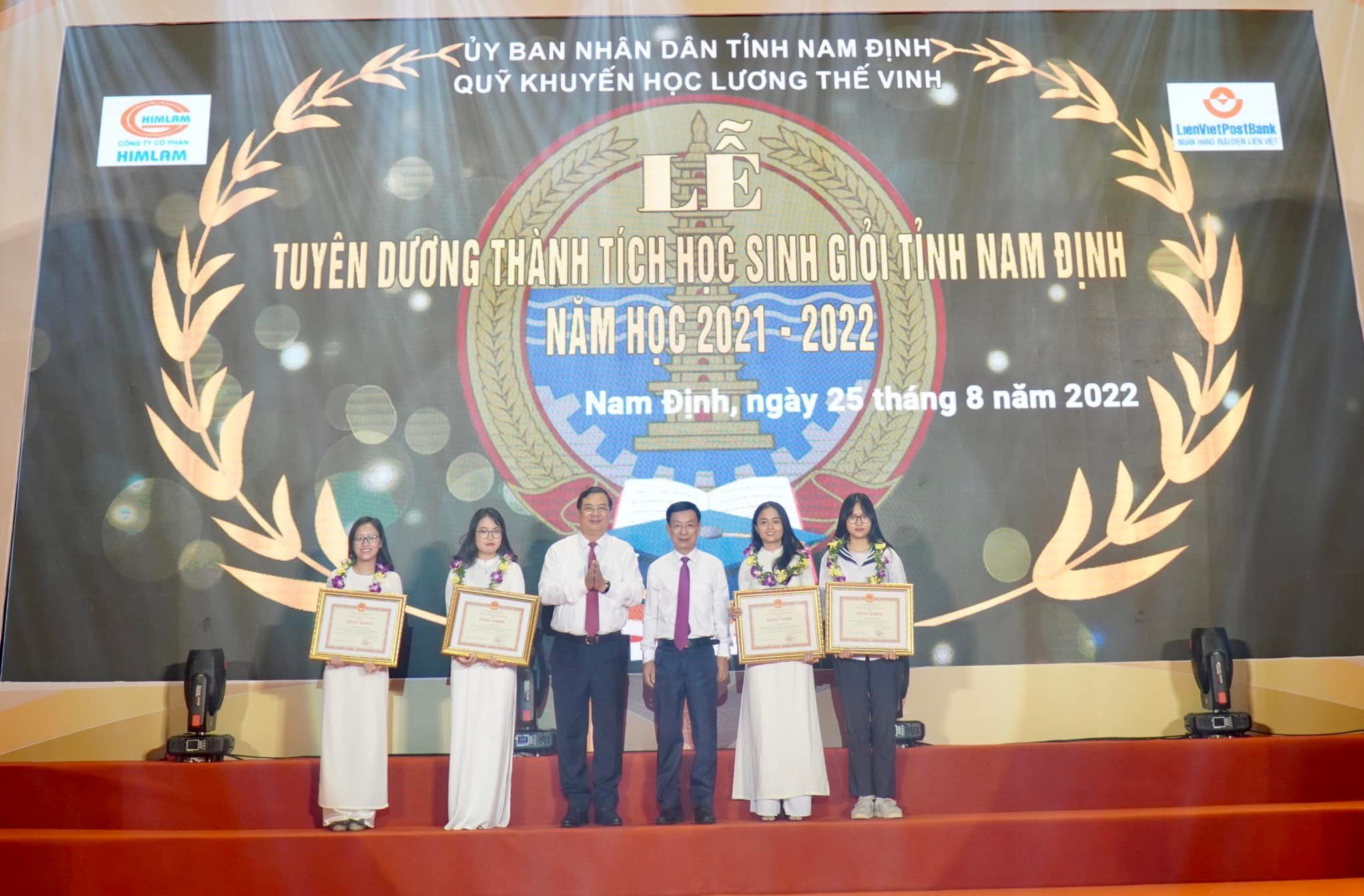 Trường THPT chuyên Lê Hồng Phong tham dự Lễ tuyên dương thành tích học sinh giỏi tỉnh Nam Định năm học 2021-2022