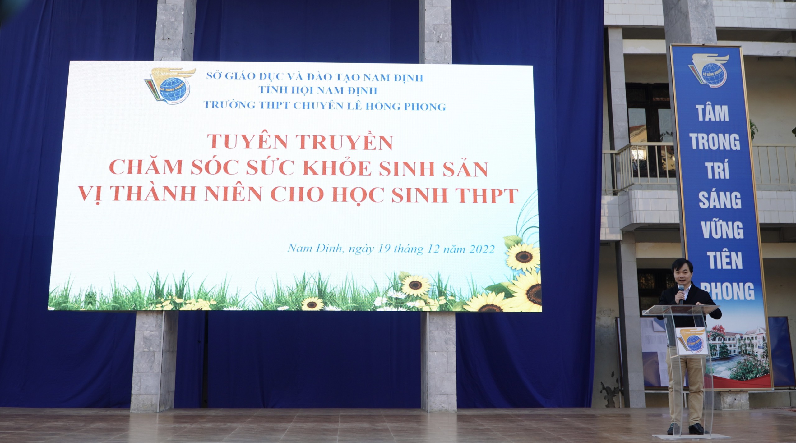 Trường THPT chuyên Lê Hồng Phong tổ chức hoạt động tuyên truyền chăm sóc sức khỏe vị thành niên cho học sinh