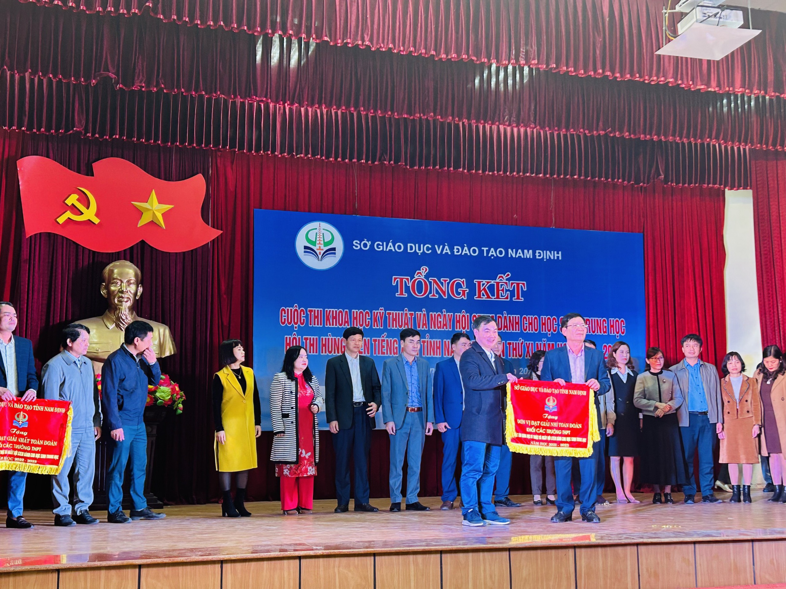 Trường THPT chuyên Lê Hồng Phong đạt thành tích xuất sắc tại ngày hội STEM và cuộc thi Khoa học kỹ thuật dành cho học sinh trung học cấp tỉnh năm học 2022-2023