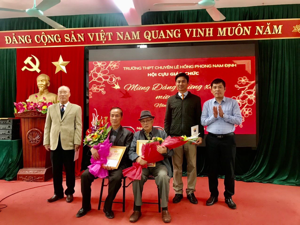 Hội Cựu giáo chức trường THPT chuyên Lê Hồng Phong gặp mặt và mừng thọ hội viên đầu Xuân Quý Mão năm 2023