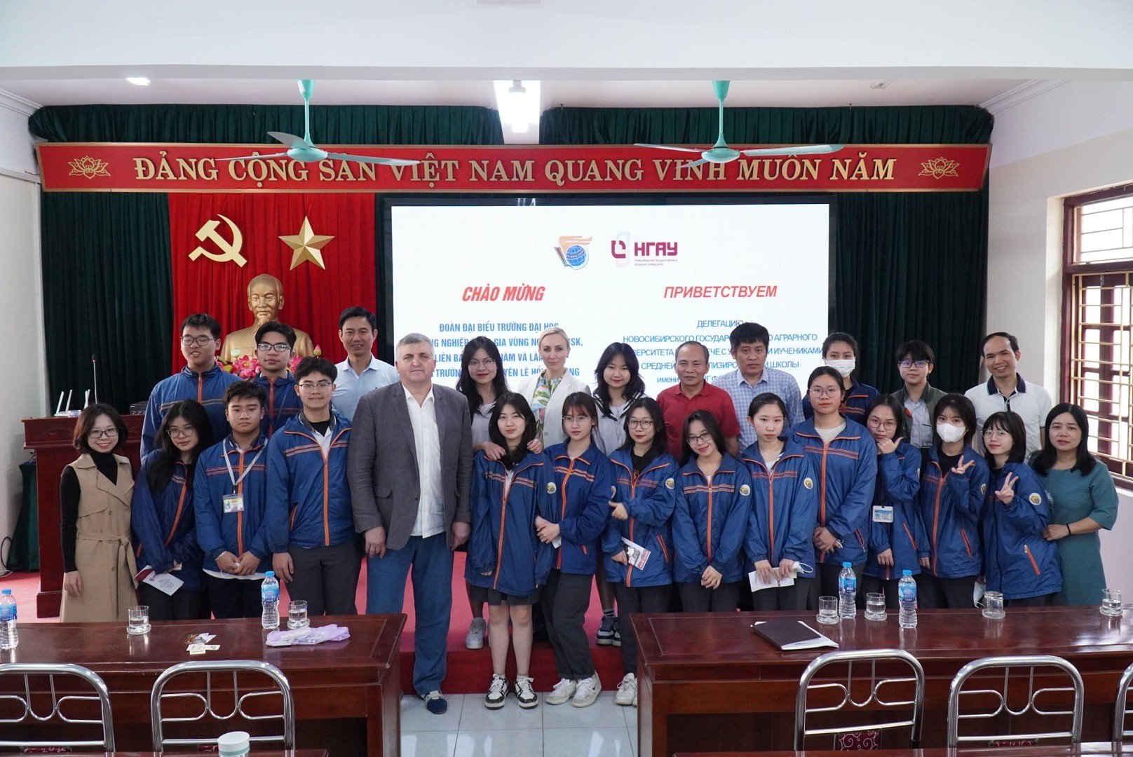 Đoàn đại biểu trường Đại học Nông nghiệp Quốc gia Nga vùng Novosibirsk làm việc tại trường THPT chuyên Lê Hồng Phong