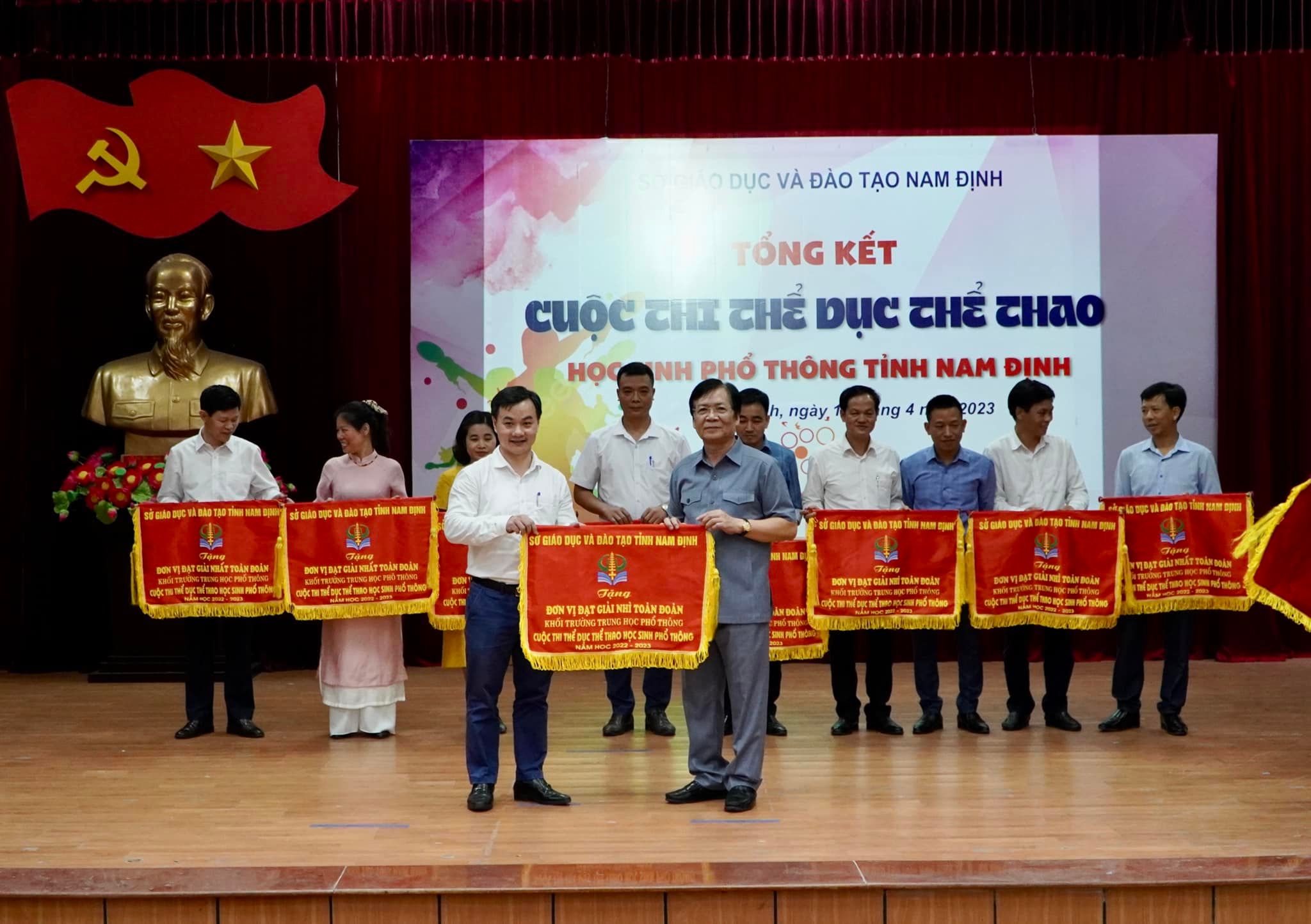 Trường THPT chuyên Lê Hồng Phong đạt thành tích xuất sắc trong Cuộc thi Thể dục Thể thao tỉnh Nam Định