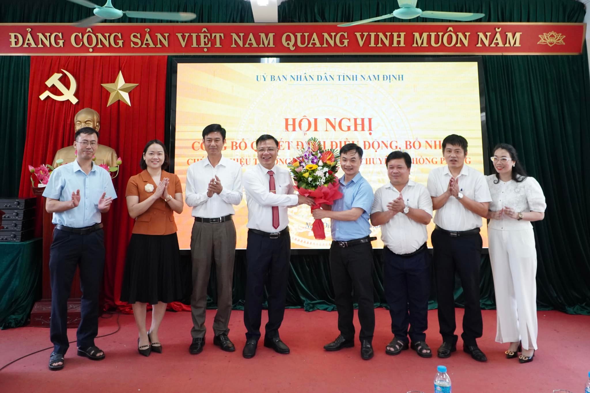 Nhà giáo Phạm Thanh Ngọc được trao Quyết định điều động, bổ nhiệm chức vụ Hiệu trưởng  trường THPT chuyên Lê Hồng Phong