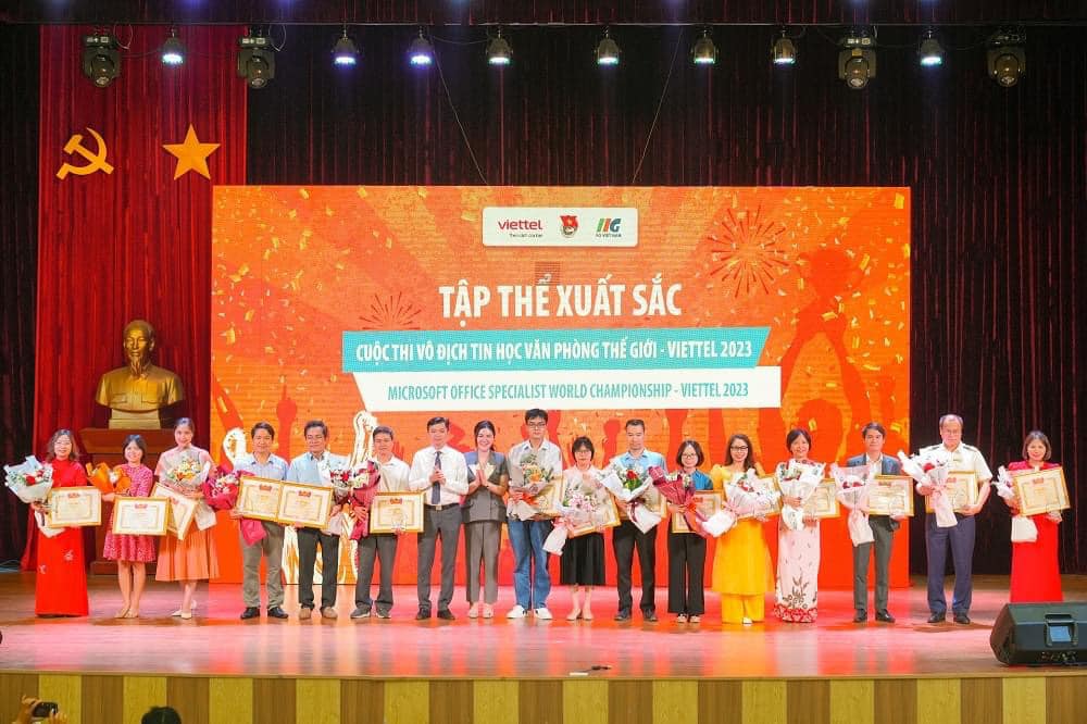 Thầy trò trường THPT chuyên Lê Hồng Phong Nam Định được vinh danh tại Lễ Tổng kết và trao giải quốc gia Cuộc thi MOSWC 2023