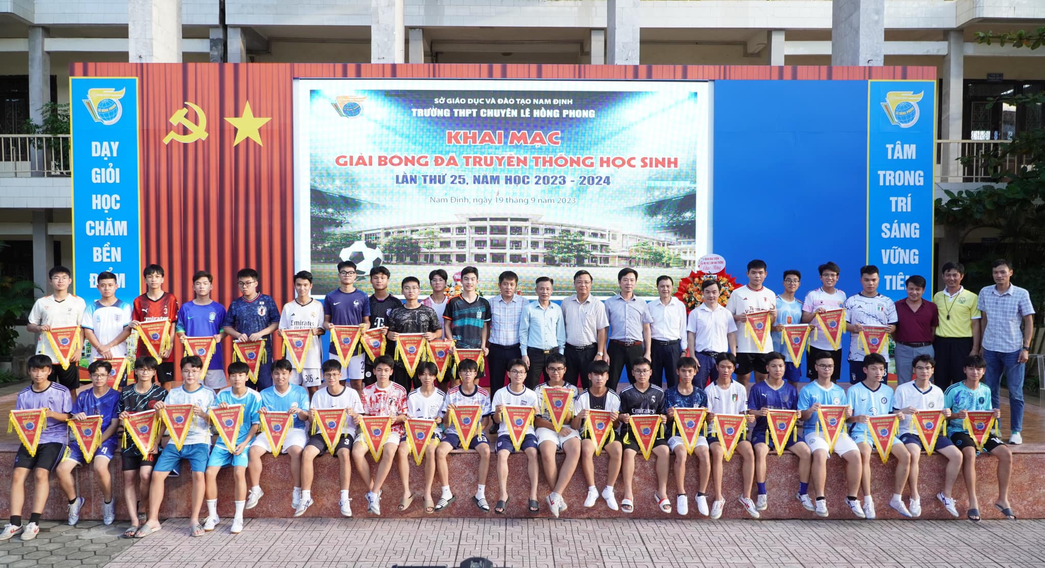 Khai mạc giải bóng đá truyền thống của học sinh trường THPT chuyên Lê Hồng Phong lần thứ 25