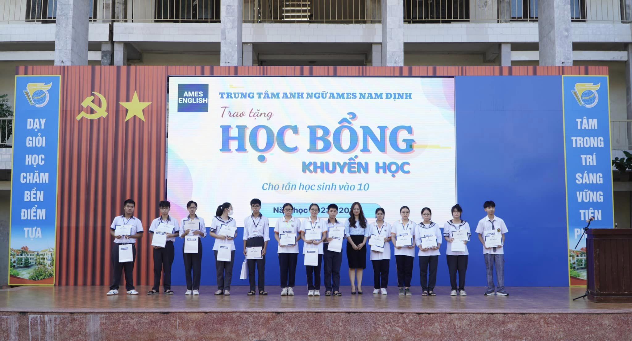 Trung tâm Anh ngữ AMES Nam Định trao học bổng cho học sinh THPT chuyên Lê Hồng Phong