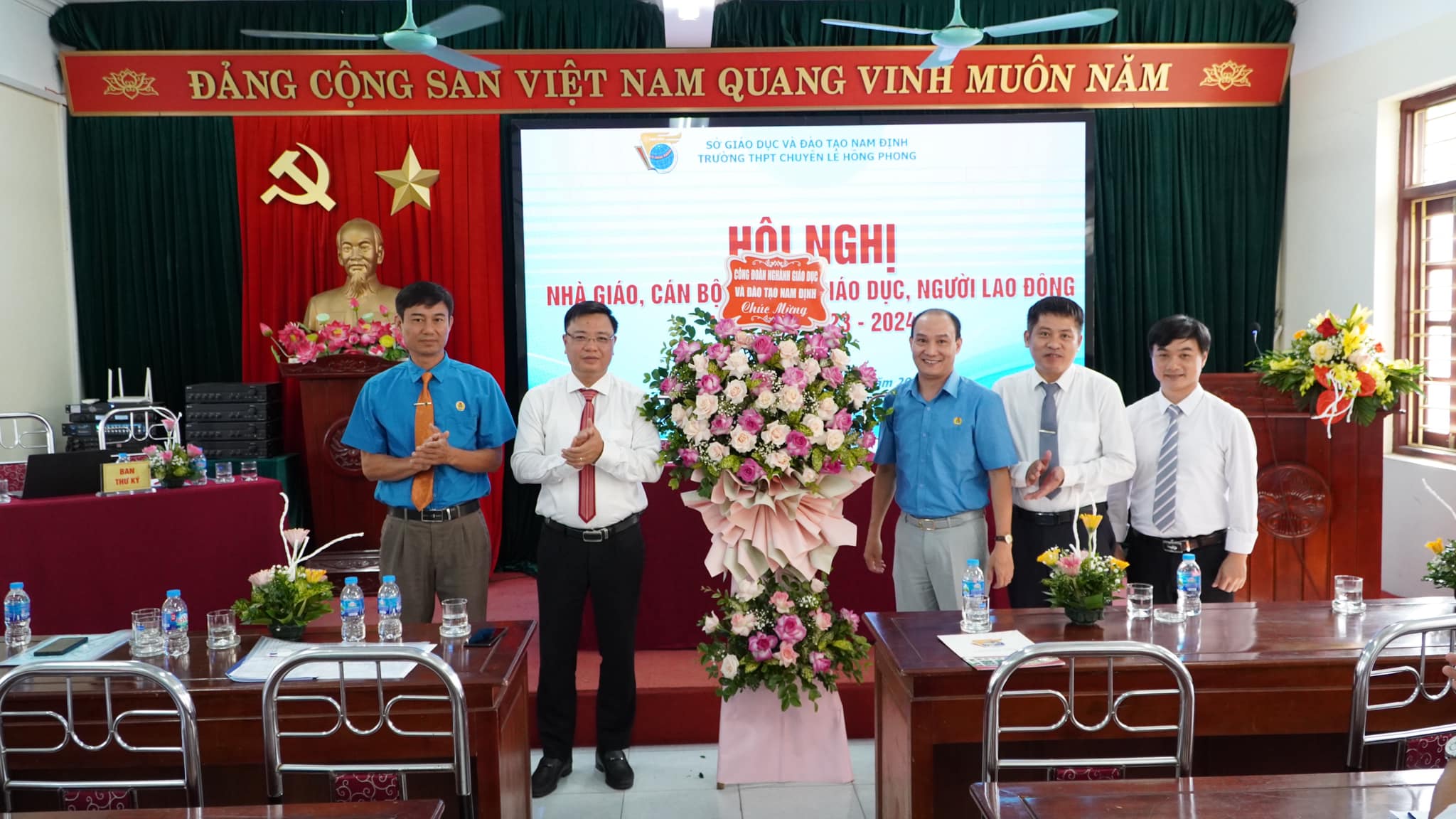 Hội nghị nhà giáo, cán bộ quản lý giáo dục, người lao động năm học 2023- 2024 của trường THPT chuyên Lê Hồng Phong