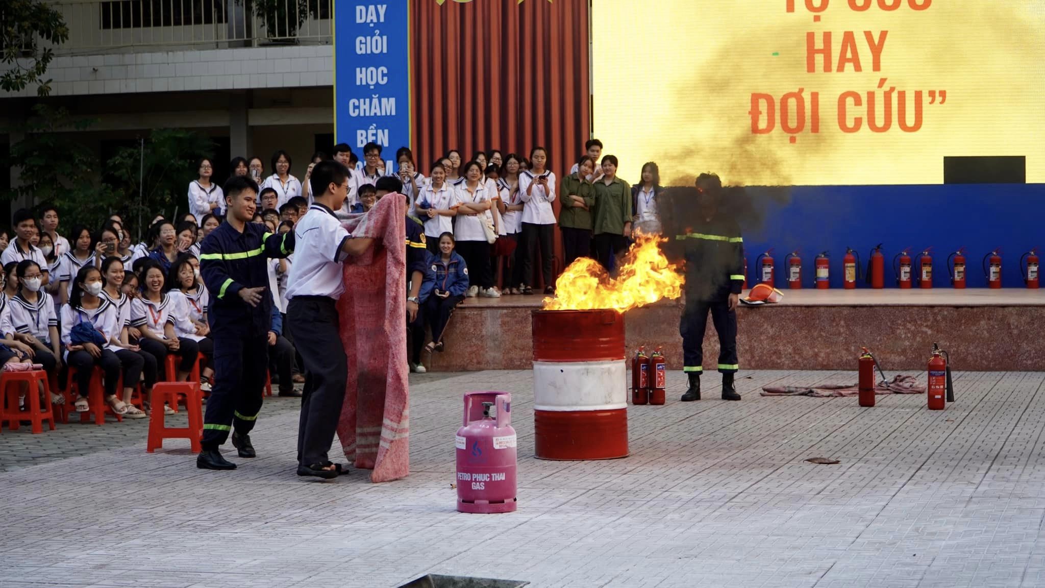 Thầy trò trường THPT chuyên Lê Hồng Phong được hướng dẫn, trang bị kiến thức, kĩ năng phòng cháy, chữa cháy và cứu nạn, cứu hộ