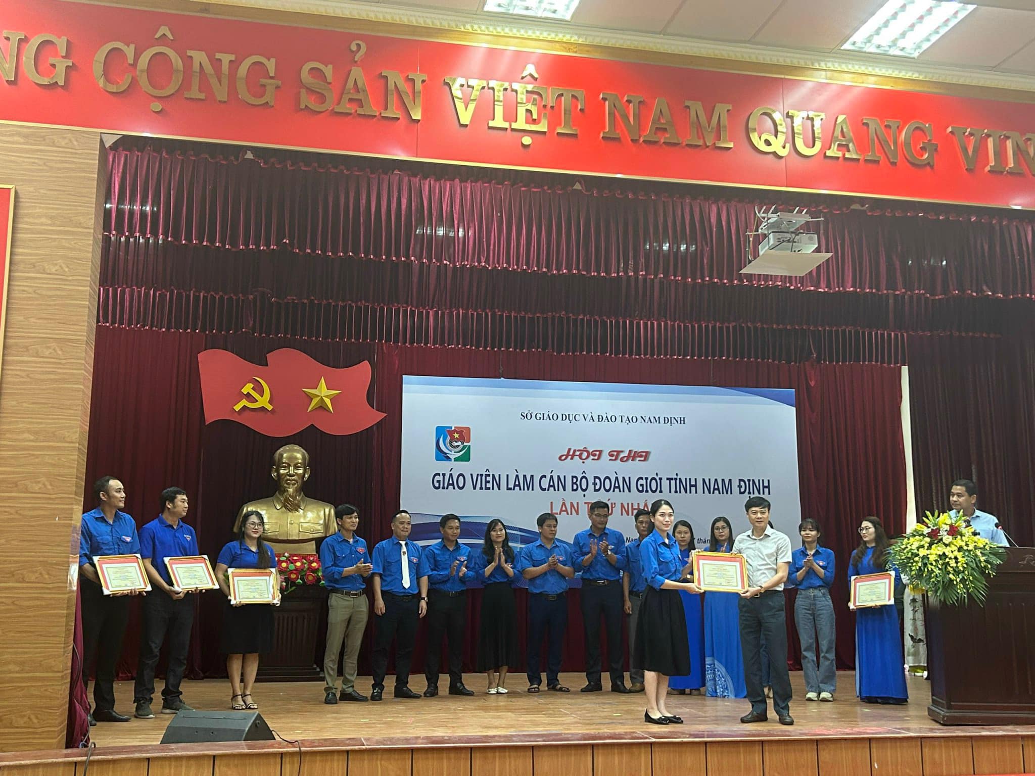 Chúc mừng cô giáo Đỗ Thị Thùy Dương đã hoàn thành xuất sắc và đạt chứng nhận loại GIỎI của Hội thi “Giáo viên làm cán bộ Đoàn giỏi tỉnh Nam Định”. 