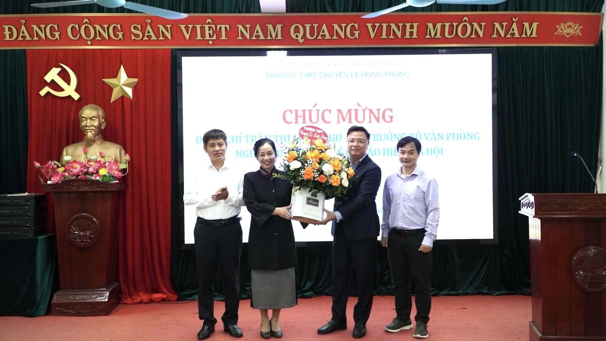 Đồng chí Trần Thị Minh Thơ – Tổ trưởng tổ Văn phòng hoàn thành nhiệm vụ, nhận quyết định nghỉ chế độ