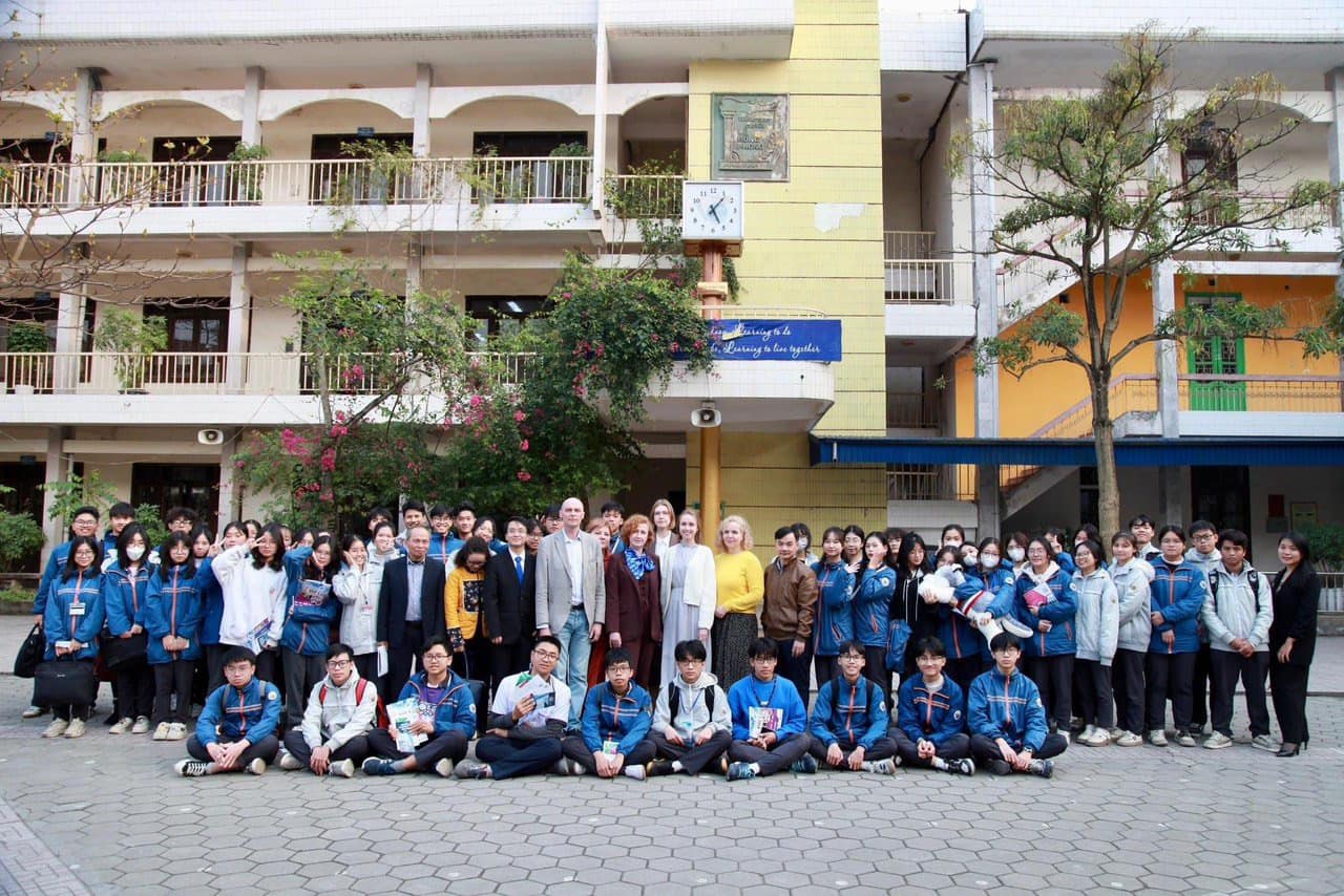 Các trường đại học hàng đầu của Nga đã thăm và làm việc tại trường THPT chuyên Lê Hồng Phong, Nam Định