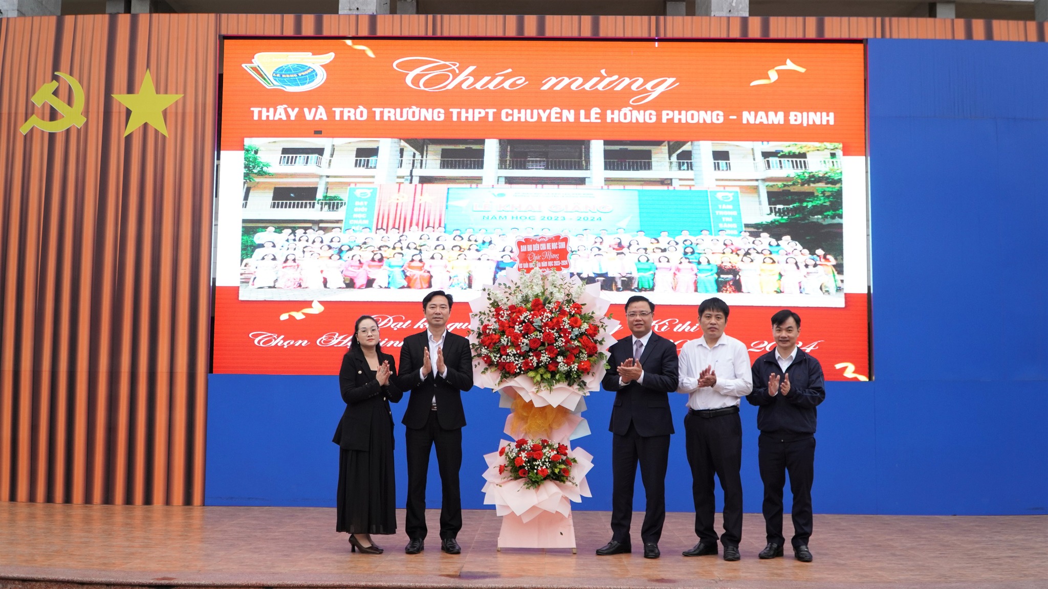 Trường THPT chuyên Lê Hồng Phong trao thưởng cho học sinh đạt giải trong các kì thi