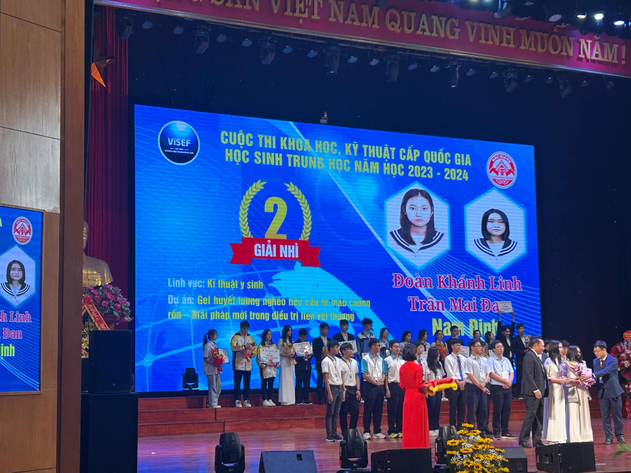 [Tin vui] Học sinh trường THPT chuyên Lê Hồng Phong đoạt giải Nhì cấp quốc gia Cuộc thi Khoa học kĩ thuật và được Trung ương Đoàn trao tặng huy hiệu "Tuổi trẻ sáng tạo"