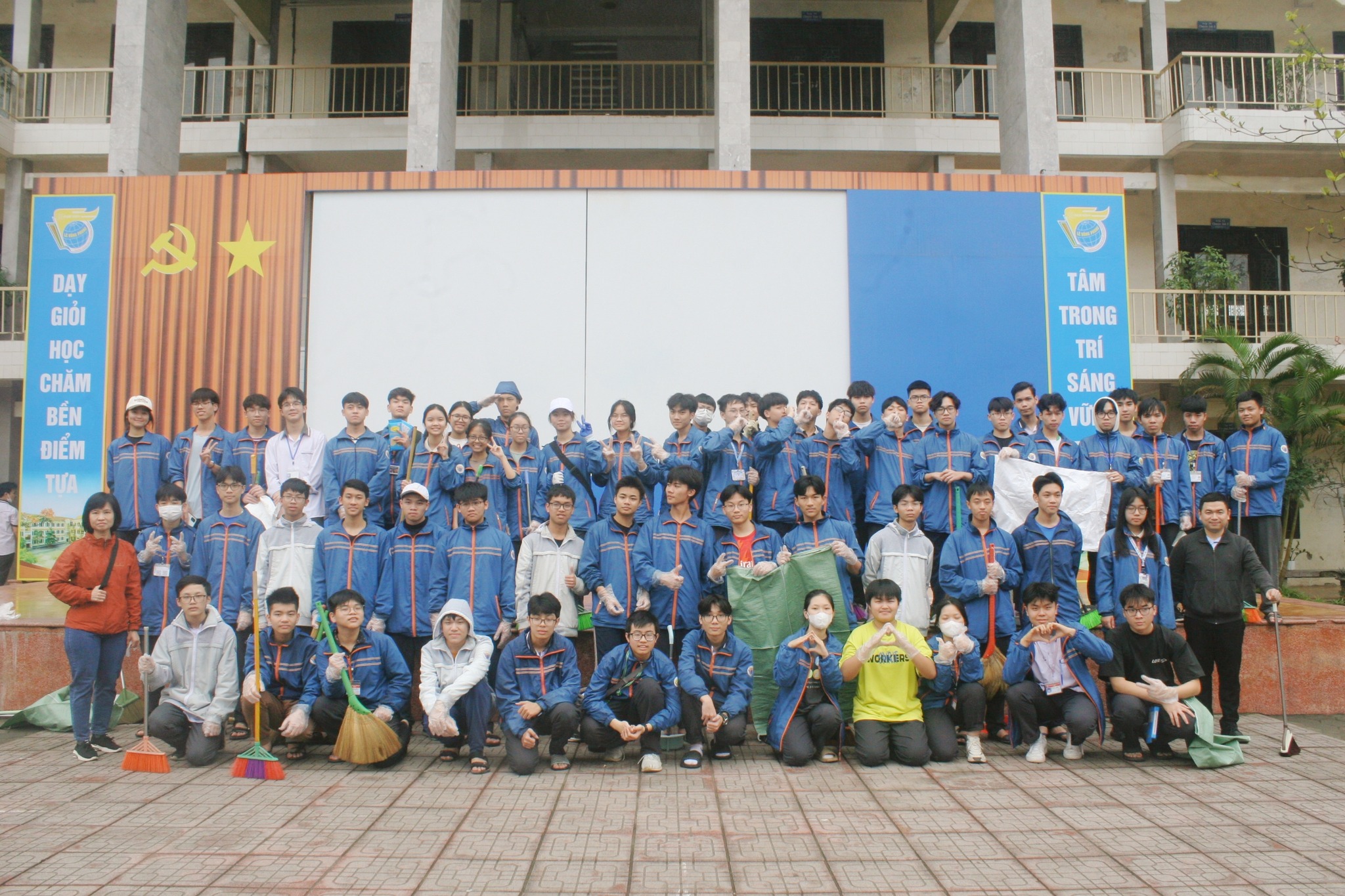 Đoàn viên thanh niên trường THPT chuyên Lê Hồng Phong góp phần làm xanh - sạch - đẹp môi trường