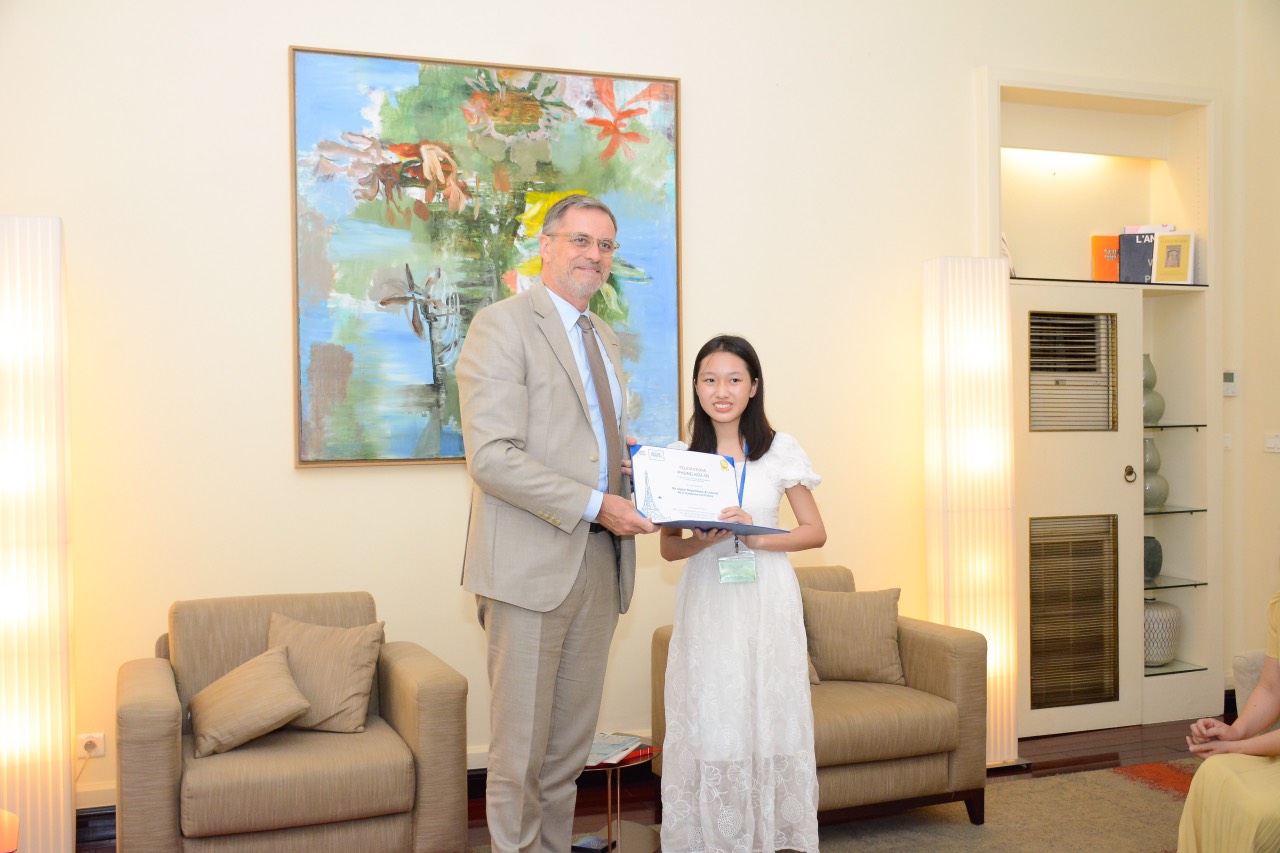 Học sinh đoạt giải Nhất kì thi chọn HSG quốc gia môn tiếng Pháp năm học 2023- 2024  của trường THPT chuyên Lê Hồng Phong được Đại sứ Pháp trao Học bổng