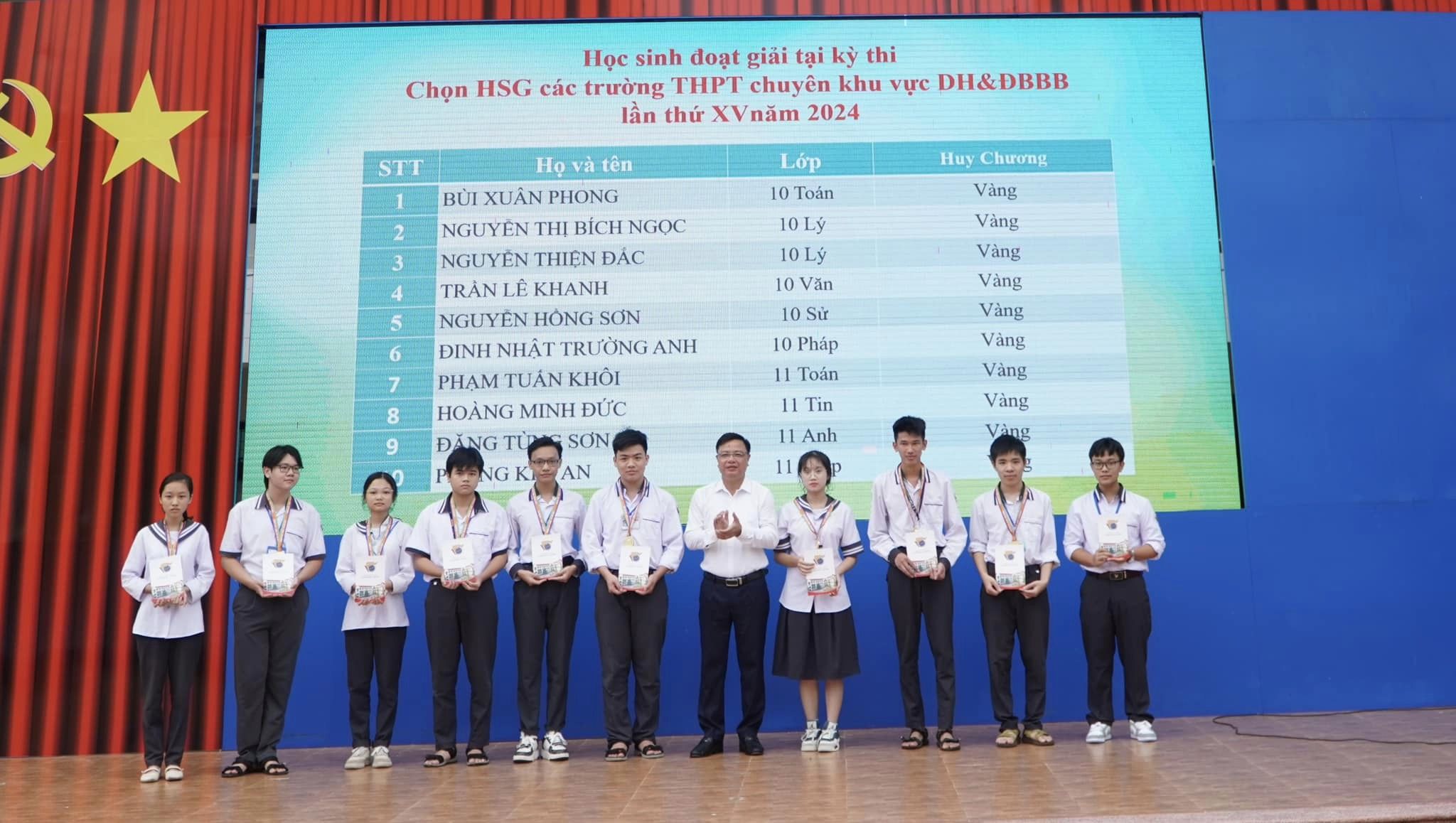 Trao thưởng cho học sinh đạt thành tích cao trong các kì thi