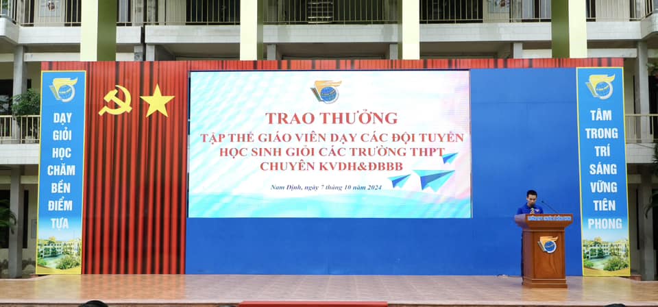 Vinh danh  và trao thưởng các thầy cô giáo đạt thành tích xuất sắc