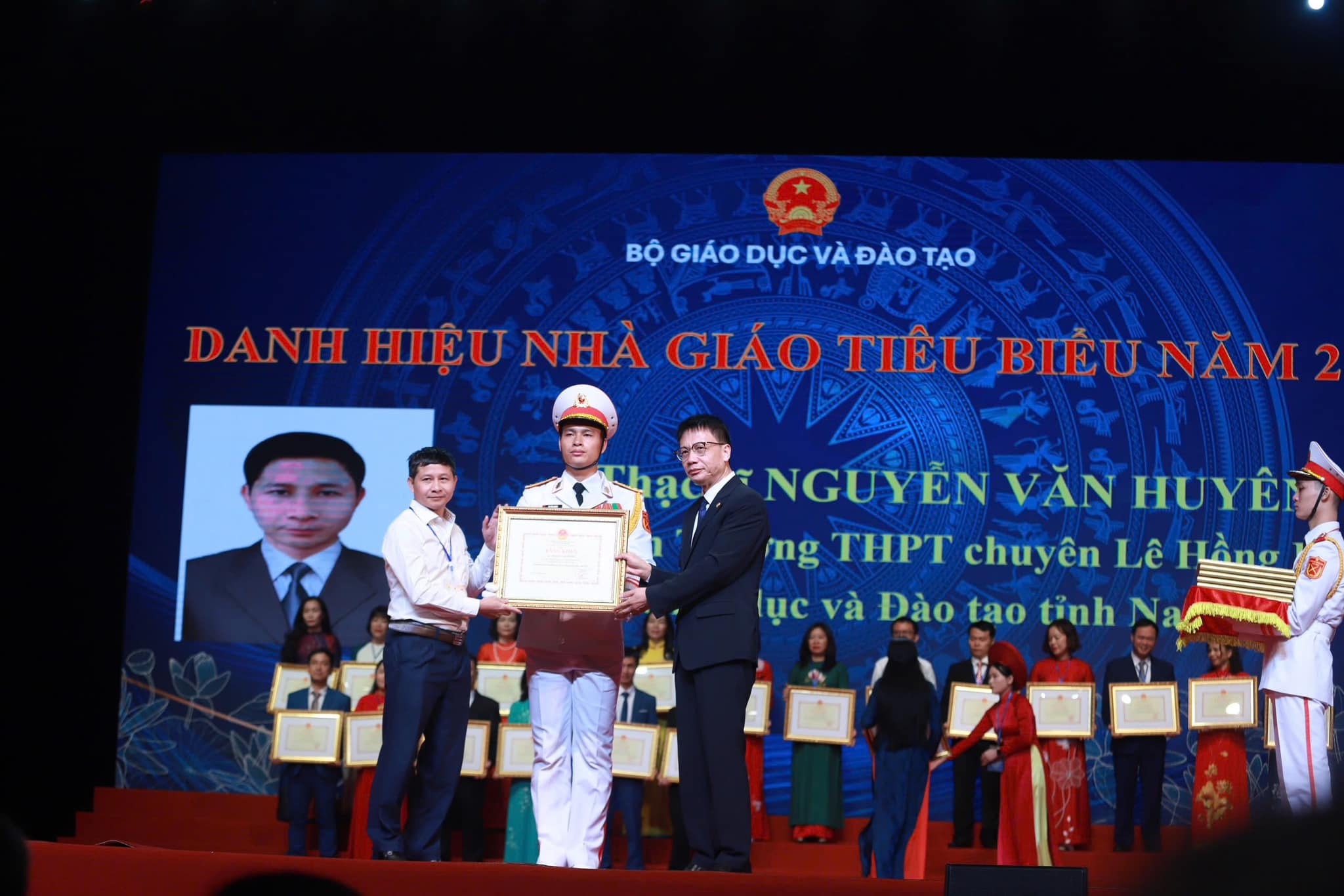 Thầy giáo Nguyễn Văn Huyên, Tổ trưởng tổ Vật lí – Công nghệ, Trường THPT chuyên Lê Hồng Phong được trao tặng Danh hiệu Nhà giáo tiêu biểu toàn quốc năm 2024