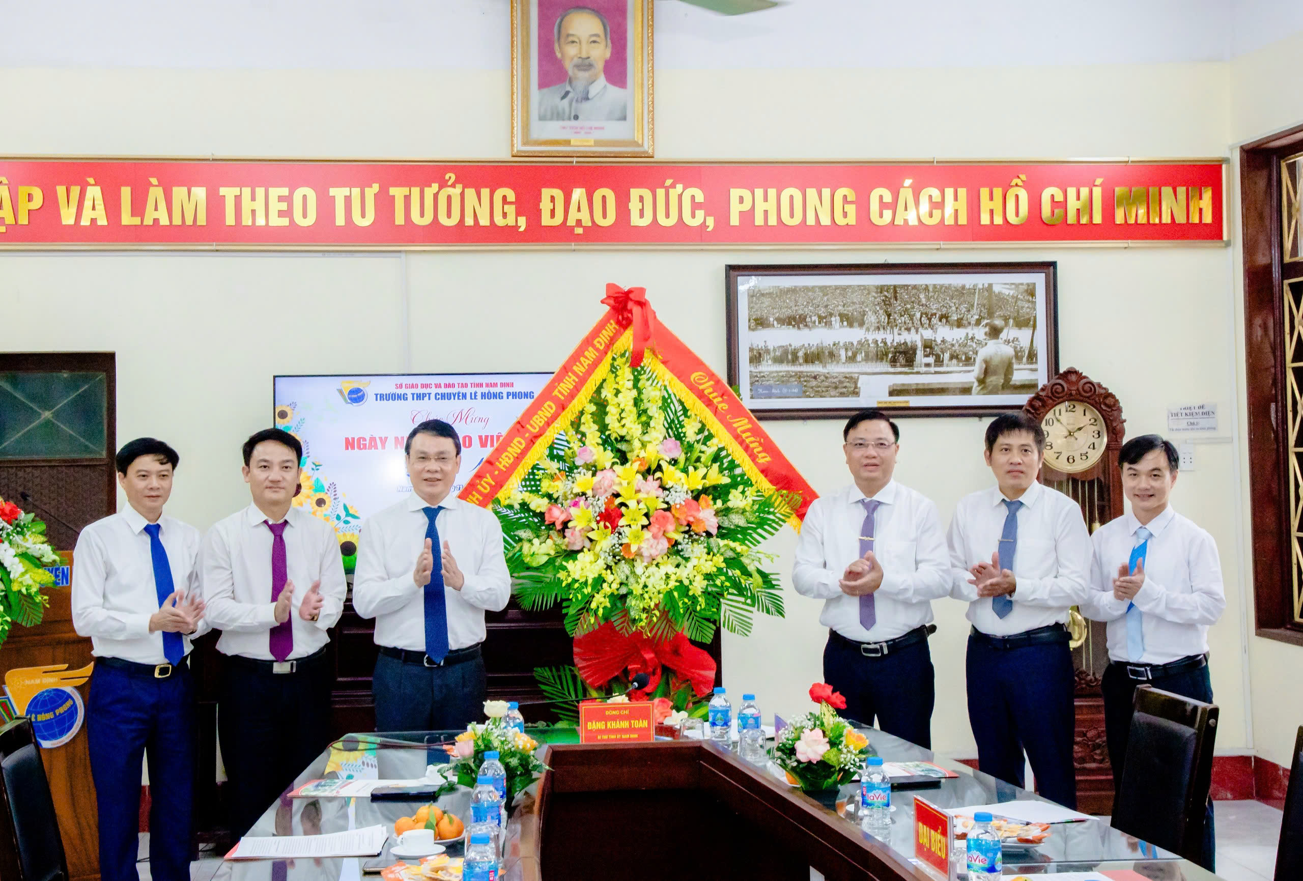 THẦY TRÒ TRƯỜNG THPT CHUYÊN LÊ HỒNG PHONG ĐÓN ĐỒNG CHÍ BÍ THƯ TỈNH ỦY THĂM VÀ CHÚC MỪNG NHÂN KỶ NIỆM 42 NĂM NGÀY NHÀ GIÁO VIỆT NAM (20/11/1982-20/11/2024)