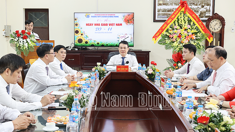 Đồng chí Bí thư Tỉnh uỷ chúc mừng Trường THPT chuyên Lê Hồng Phong nhân Ngày Nhà giáo Việt Nam (20/11)