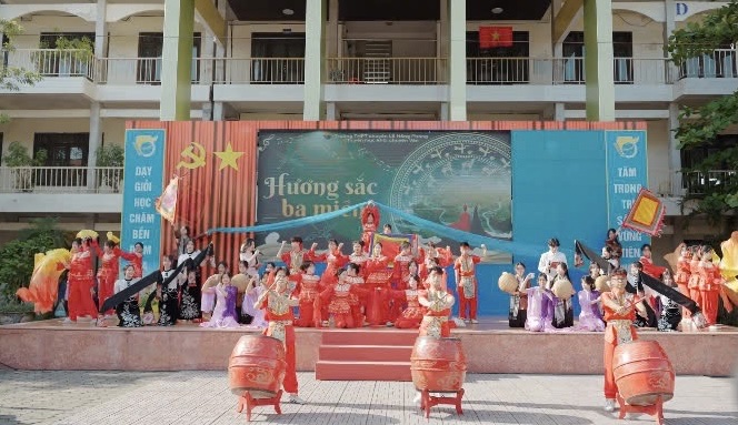 "Hương sắc ba miền" - Nghĩ về Bác, từ một tình yêu đất nước ... 