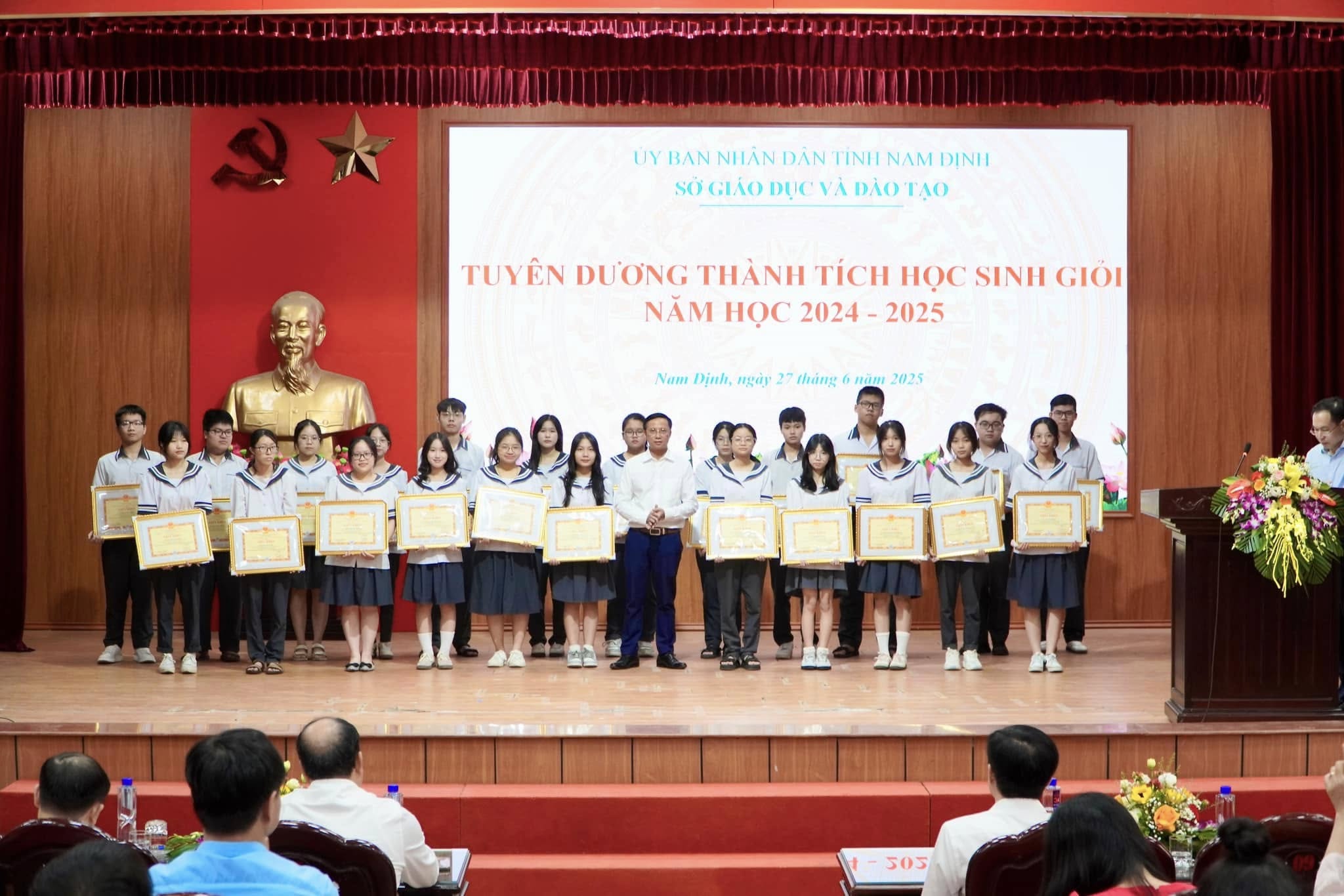 Trường THPT chuyên Lê Hồng Phong vinh dự đón nhận tuyên dương tại Lễ tuyên dương học sinh giỏi tỉnh Nam Định năm học 2024-2025