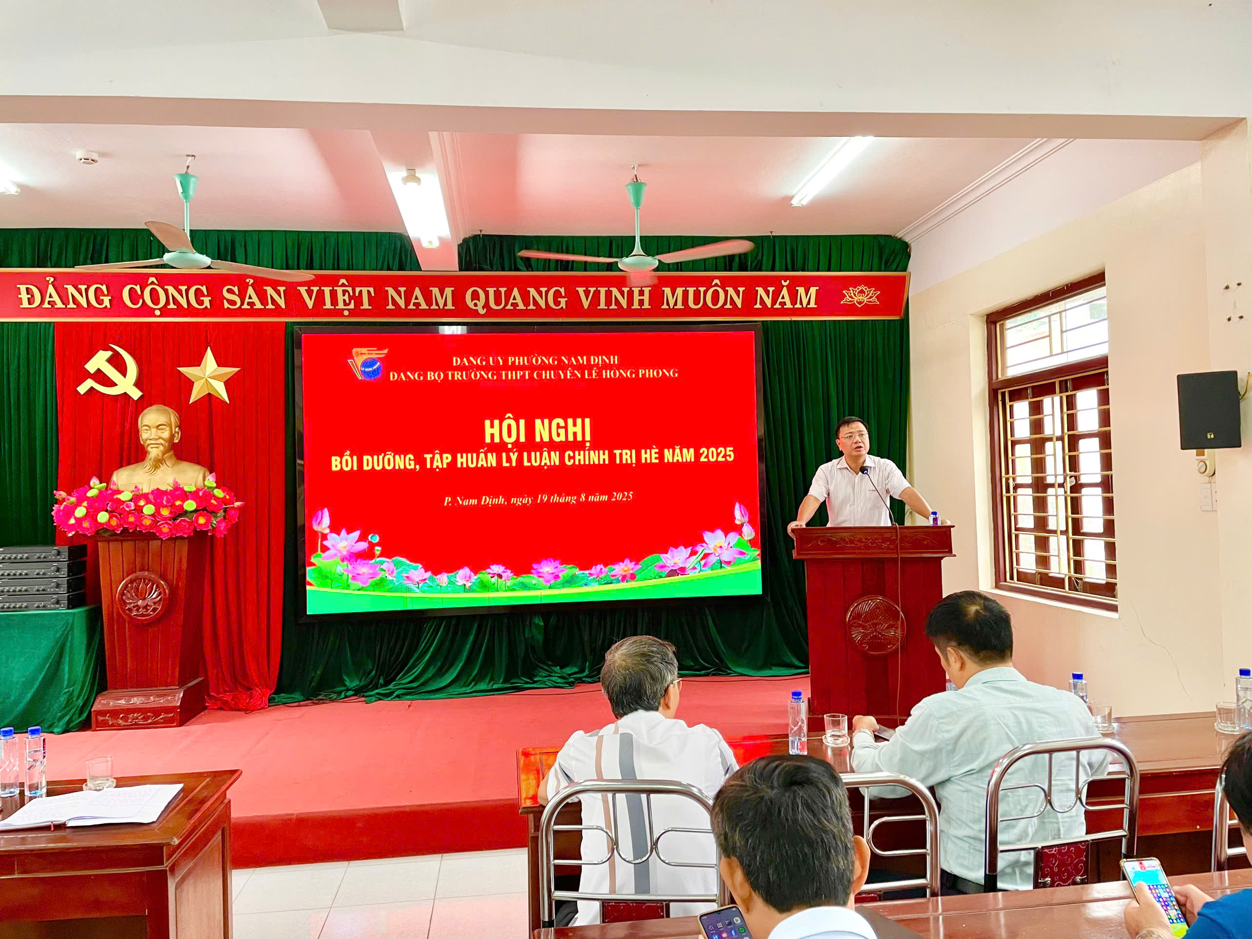 Hội nghị bồi dưỡng, tập huấn lý luận chính trị hè năm 2025 - Sinh hoạt chính trị thiết thực đối với cán bộ giáo viên nhân viên nhà trường