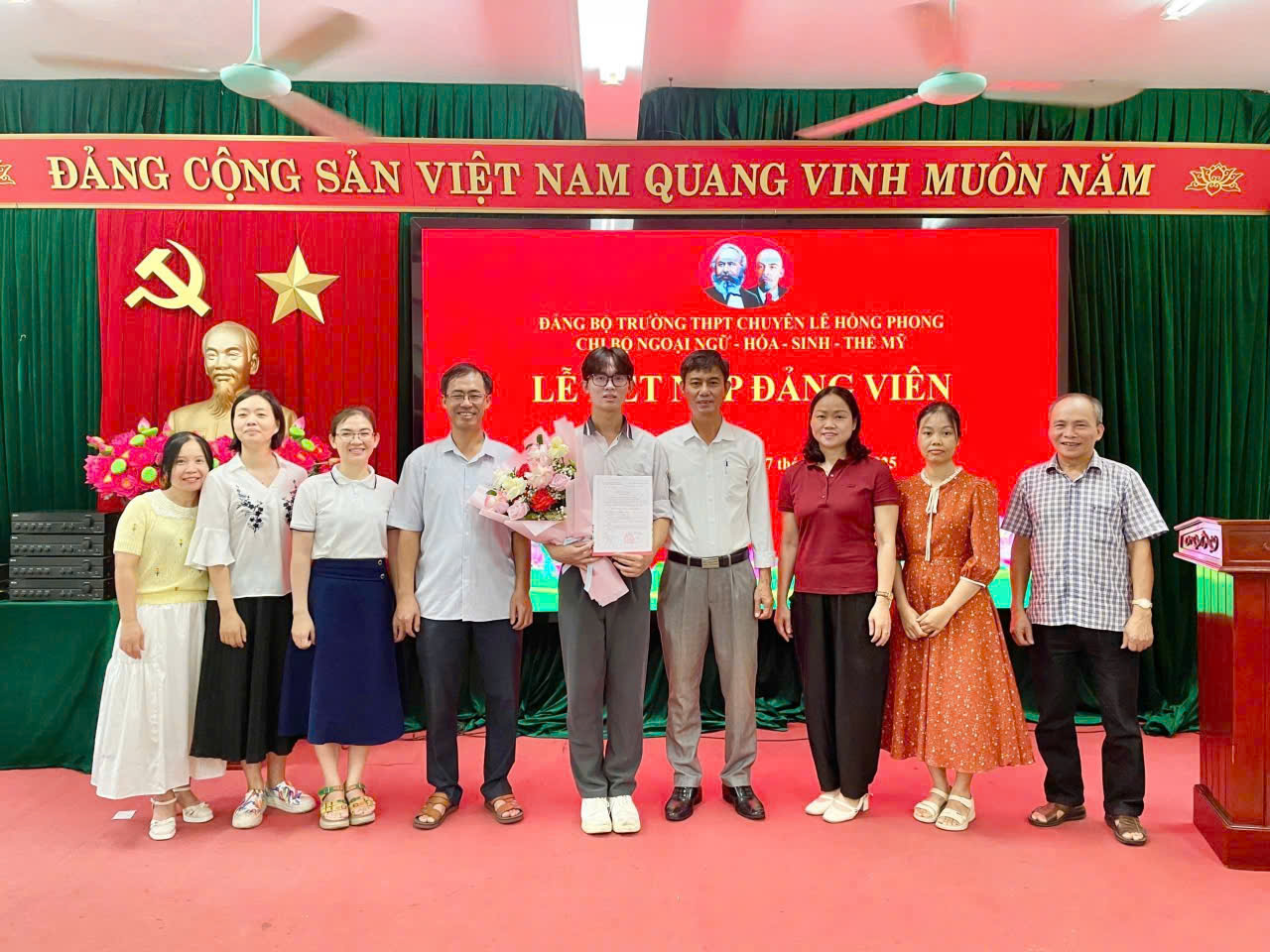 Chi bộ Ngoại ngữ - Hóa – Sinh – Thể Mỹ tổ chức kết nạp Đảng viên mới 