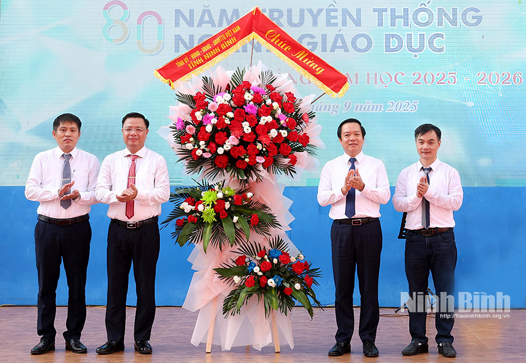 Đồng chí Chủ tịch UBND tỉnh Phạm Quang Ngọc dự Lễ khai giảng năm học mới tại Trường THPT chuyên Lê Hồng Phong