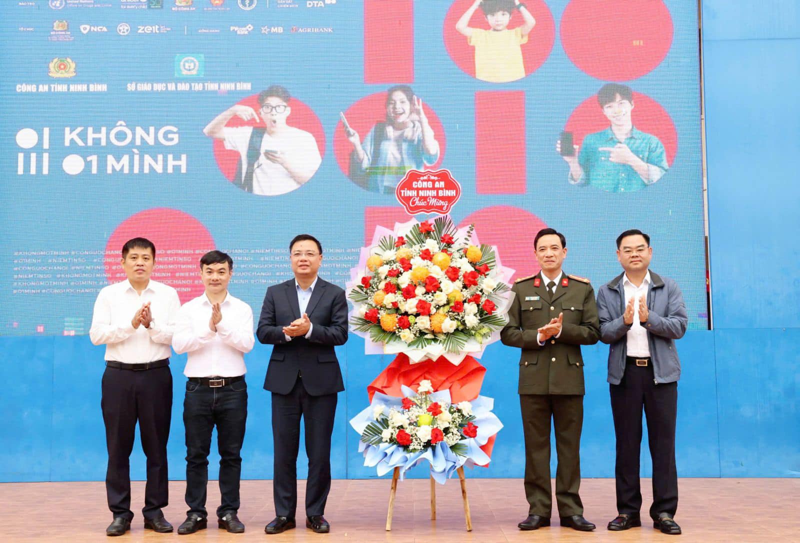 Học sinh Lê Hồng Phong hưởng ứng Chiến dịch “KHÔNG MỘT MÌNH – CÙNG NHAU AN TOÀN TRỰC TUYẾN”