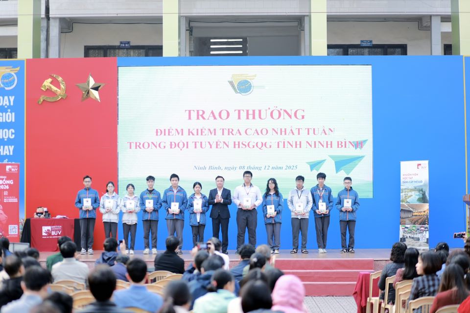 Trao thưởng học sinh đạt thành tích cao tuần đội tuyển HSGQG và cuộc thi KHKT cấp trường 