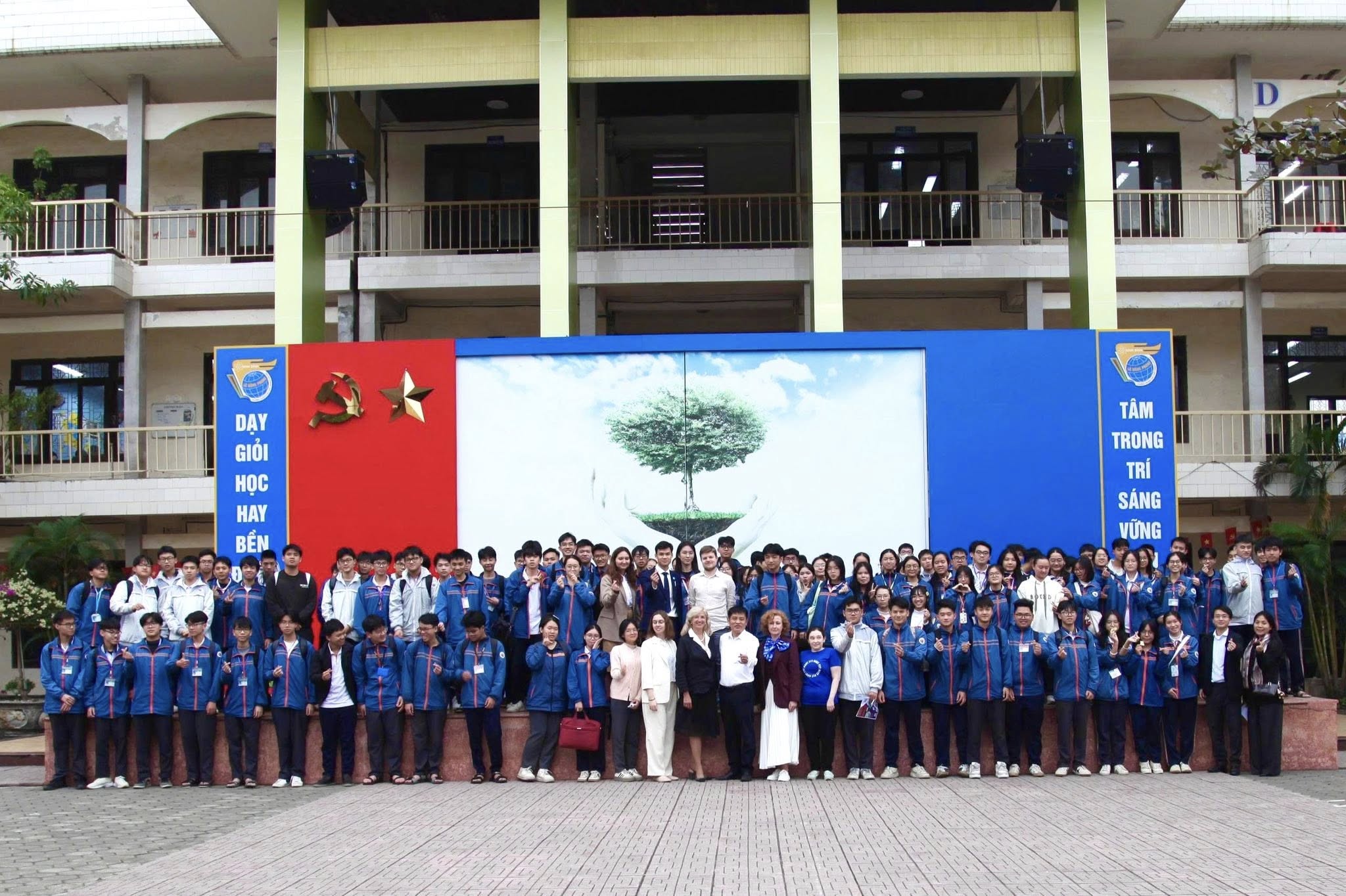 Từ ngôi trường trăm tuổi nhìn ra thế giới