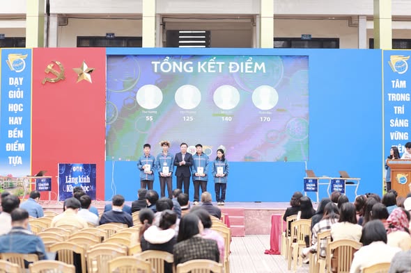 ĐINH THIÊN BẢO – LỚP 11 CHUYÊN LÍ 2 DẪN ĐẦU CẢ 4 PHẦN THI VỚI CHIẾN THẮNG THUYẾT PHỤC