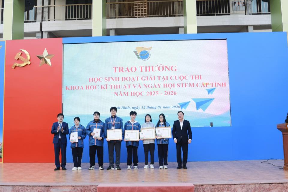 Chào cờ đầu tuần - Vinh danh nỗ lực và thành tích nổi bật