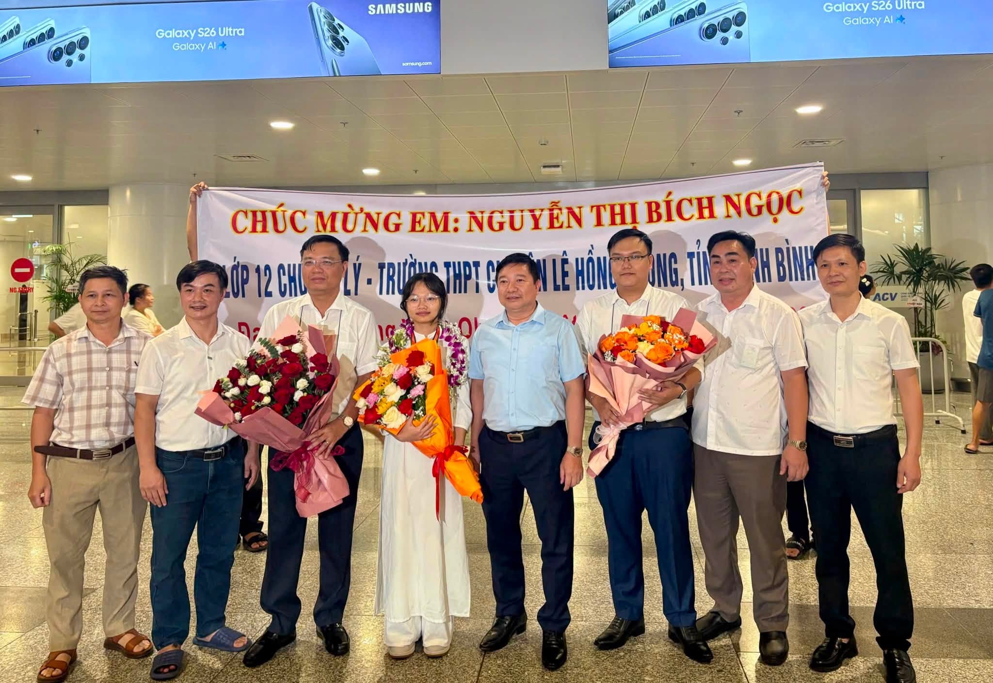 RẠNG RỠ NGÀY TRỞ VỀ – QUÊ HƯƠNG CHÀO ĐÓN CÔ GÁI VÀNG OLYMPIC VẬT LÍ QUỐC TẾ