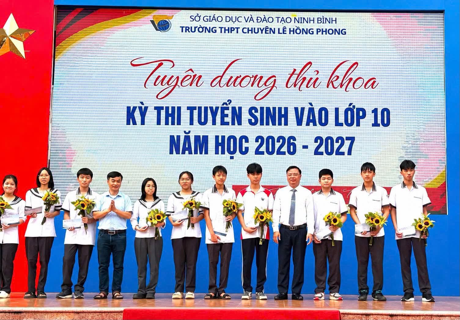 Rộn ràng ngày đầu gặp gỡ học sinh khối 10 năm học 2026-2027