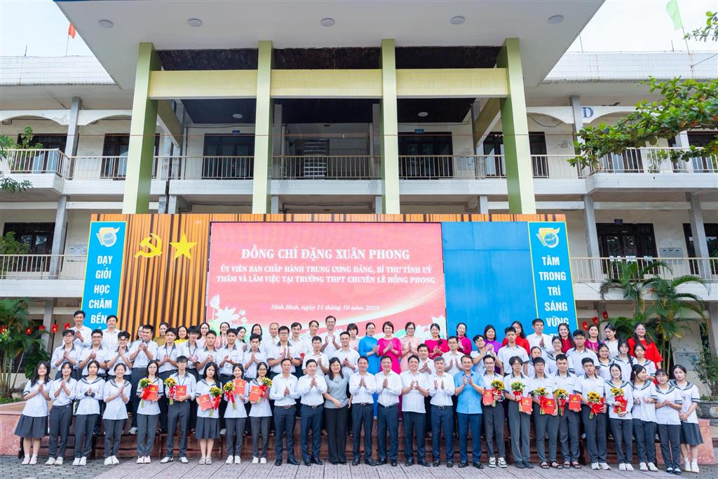 Bí thư Tỉnh ủy Đặng Xuân Phong thăm và làm việc tại Trường THPT chuyên Lê Hồng Phong - Niềm tự hào và động lực mới cho thầy và trò