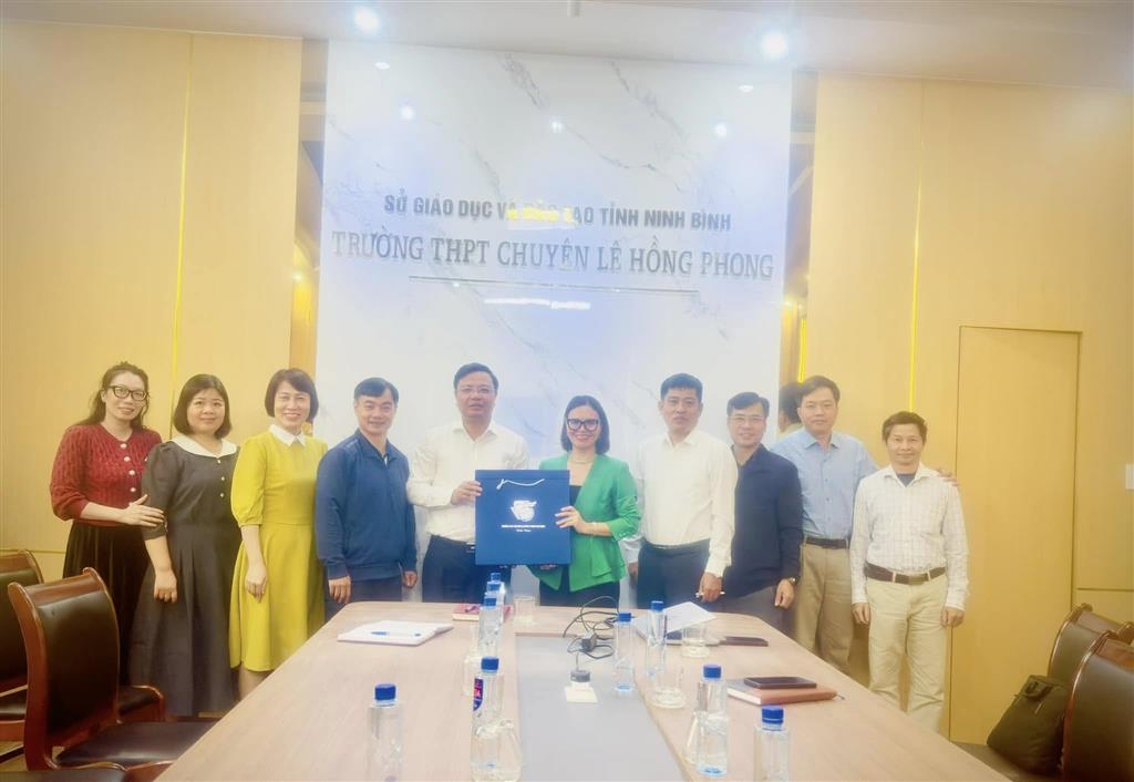 Cựu học sinh Khổng Loan trở về mái trường Chuyên Lê Hồng Phong - truyền cảm hứng phát ngôn chuyên nghiệp