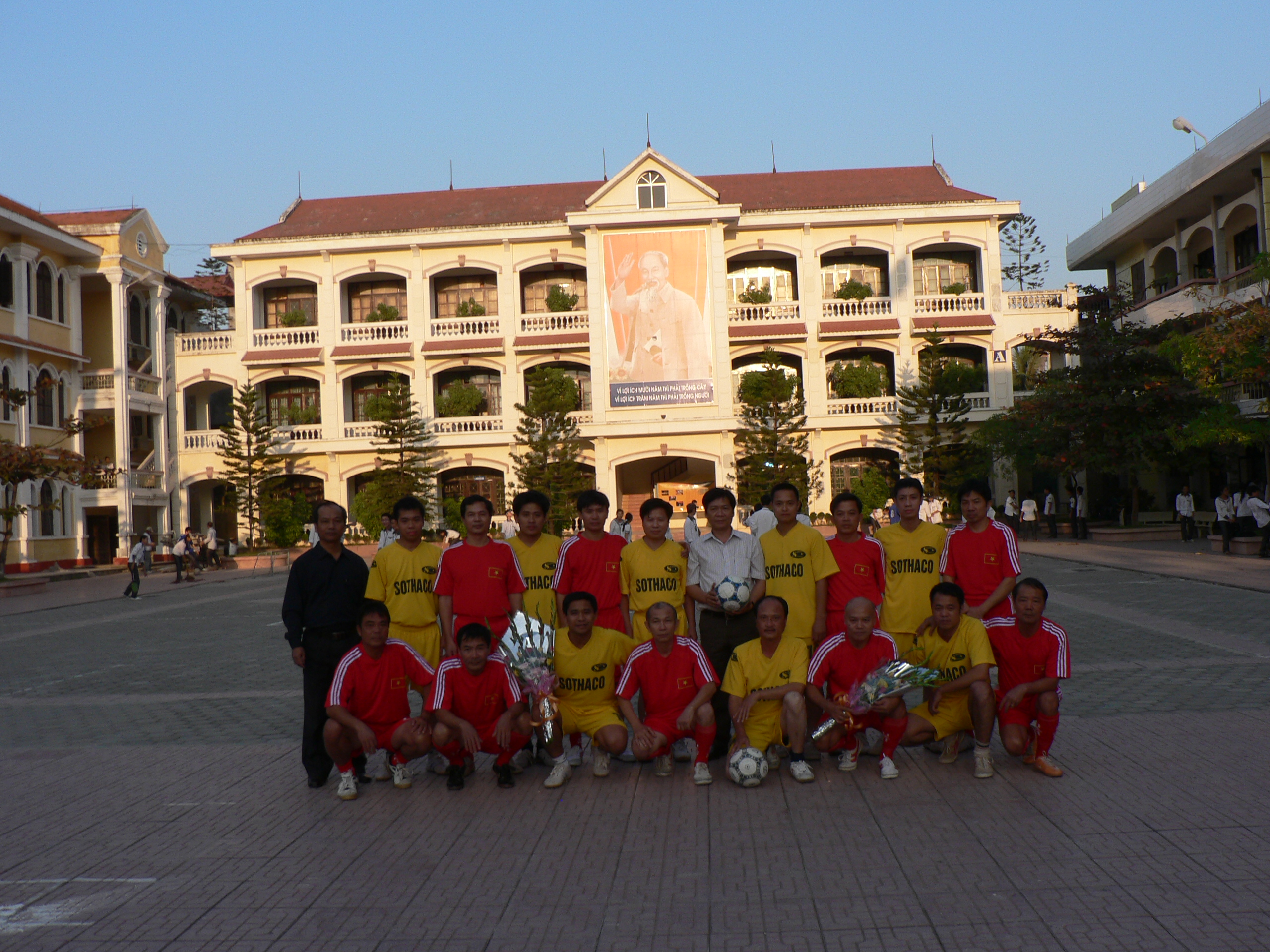 Đại diện Hội cựu học sinh khoá 1968 - 1971 về thăm và giao lưu với giáo viên của trường