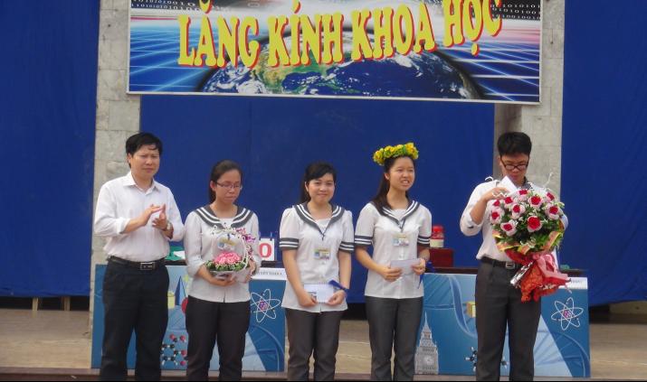 Chung kết cuộc thi "Lăng kính khoa học" trường THPT Chuyên Lê Hông Phong năm học 2013 - 2014