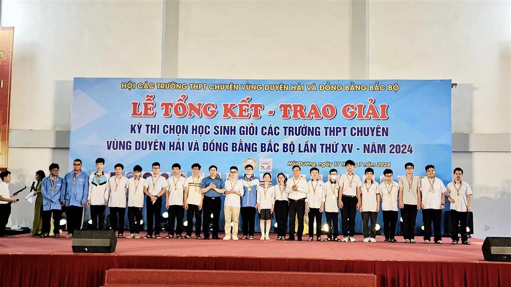 Ảnh 2. Ban tổ chức trao thưởng cho học sinh đoạt Huy chương Vàng của kỳ thi 