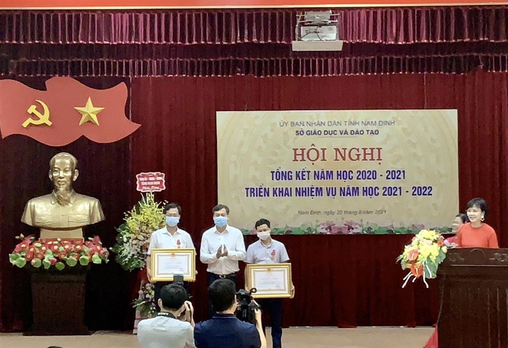 Trường THPT chuyên Lê Hồng Phong tham dự hội nghị tổng kết năm học 2020-2021 và triển khai nhiệm vụ năm học 2021-2022